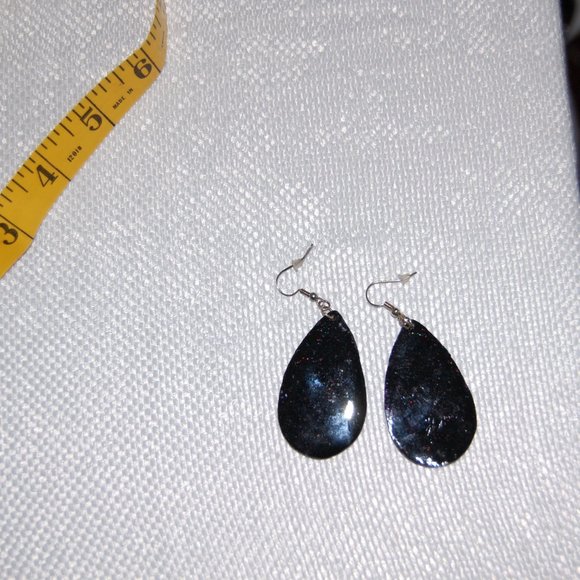 Black Teardrop Wire Earrings with Pink Tulips - Picture 4 of 4